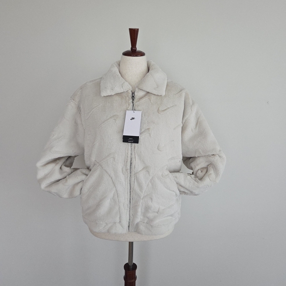 Nike Women's Sportswear Essentials Printed Plush Faux Fur Jacket Size Large - Picture 2 of 6